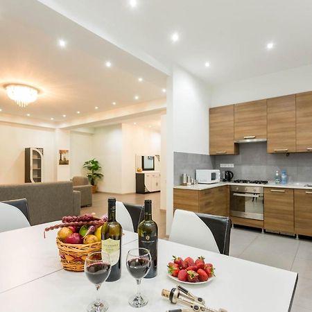 Apartment In The City Center Lll Tbilisi Esterno foto