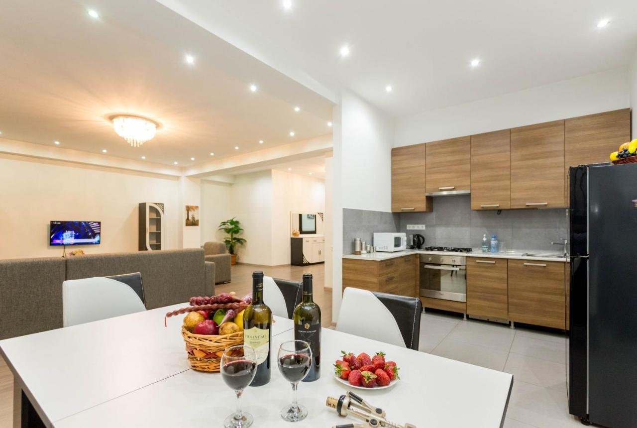 Apartment In The City Center Lll Tbilisi Esterno foto