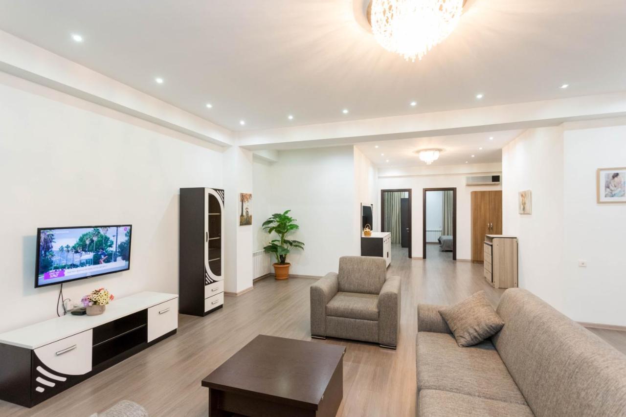Apartment In The City Center Lll Tbilisi Esterno foto