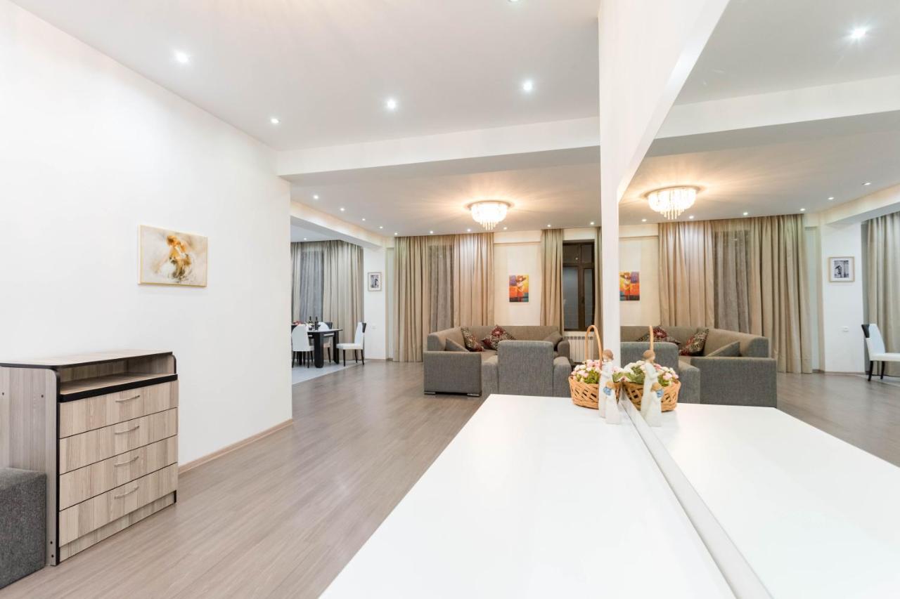 Apartment In The City Center Lll Tbilisi Esterno foto