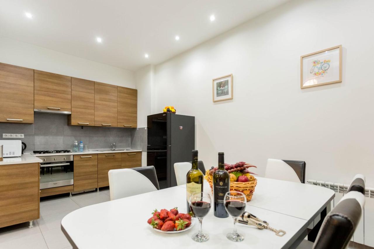 Apartment In The City Center Lll Tbilisi Esterno foto