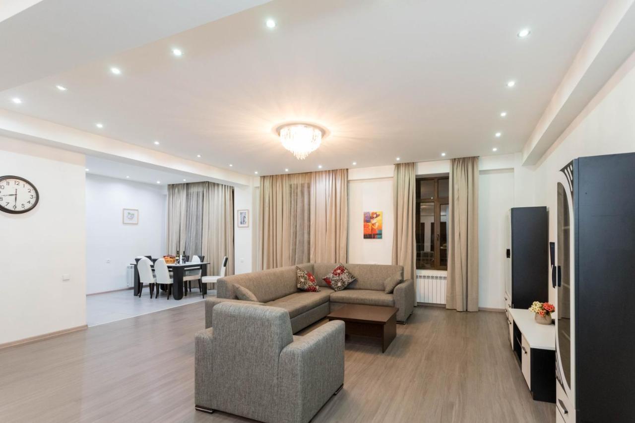 Apartment In The City Center Lll Tbilisi Esterno foto